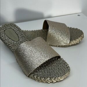 Ilse Jacobsen Gold Sandals with Metallic Finish and Woven Sole
